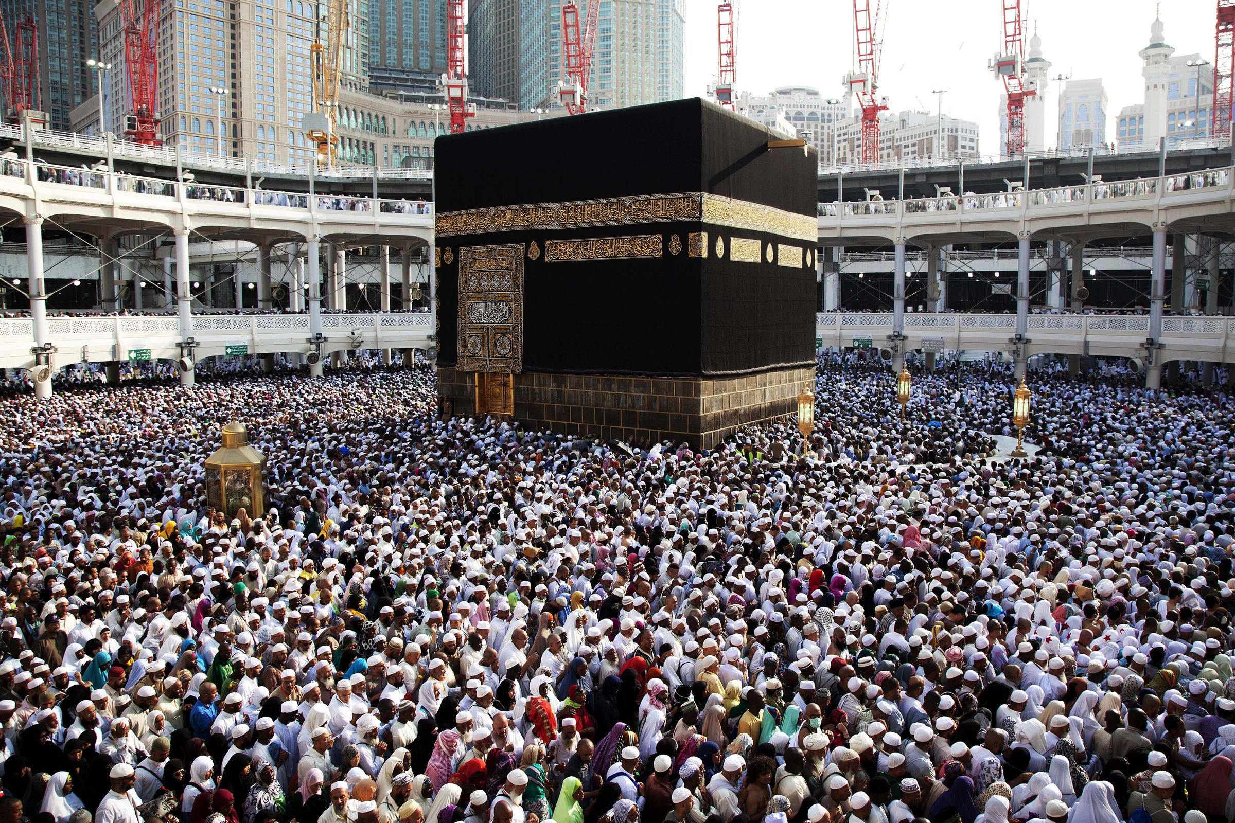 Pelgrims in ihram bij de Kaaba